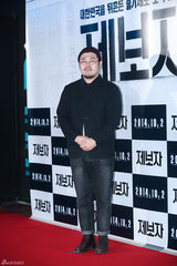 独家：金汎助阵《举报者》 戴小帽羞涩微笑