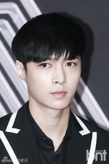 组图：EXO带妆出席专场巡演记者会 帅气逼人