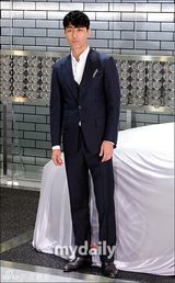 组图：赵寅成等现身釜山车展 看完帅男看车模