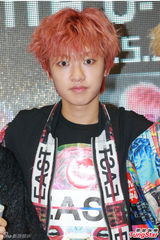 组图：韩国Gross Gene秀舞技 与粉丝握手抱抱