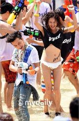 组图：GD水上乐园疯玩 水枪喷比基尼美女