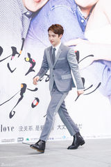 组图：孔孝真带伤上阵携赵寅成宣传新剧