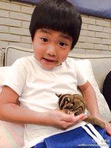 组图：姐姐和Joe喂食松鼠 萌系暖娃融化网友