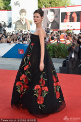 组图：意大利性感女神巴尔蒂赴威尼斯 花裙美艳