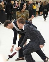 组图：脱衣舞娘蒂塔伞掉地 两位绅士抢着捡