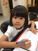 组图：陆毅女儿贝儿谱曲变作曲家 瞪眼力证是内双小美女