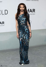 组图：戛纳慈善晚宴 比伯希尔顿风骚超模争艳