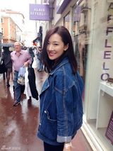 组图：菅韧姿戛纳街拍 清新演绎雨中浪漫