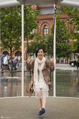 组图：秦海璐徜徉英伦街头 多变造型展风情