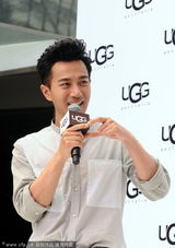 组图：刘恺威捞金牵手幼女显父爱 全家获赠拖鞋