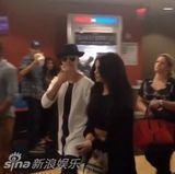 组图：比伯赛琳娜再复合 高调看电影秀甜蜜