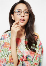 组图：佟丽娅婚后大片清新卖萌宛若少女