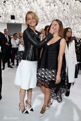 组图：女汉子出没!“赫敏”艾玛惨遭劳伦斯摁脸