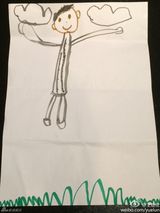 组图：王岳伦探Angela班 恬恬乖巧可爱学画画