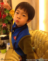 组图：华少7岁儿子帅照曝光 气质呆萌神似Kimi