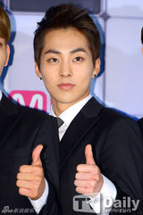 组图：韩团EXO出席记者会 帅气正装魅力足