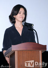 宋慧乔逃税风波后首现身 黑衣低调显憔悴