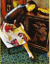 组图：王菲罕见昔日性感大片 穿内衣仰躺沙发