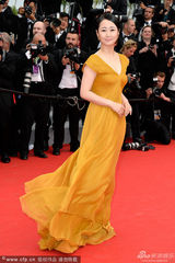 组图：贾樟柯夫妇现身首映礼 赵涛黄裙飞扬