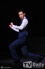 组图：《雨中曲》圭贤湿身放歌Sunny娇美可爱