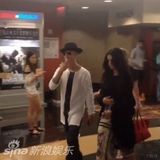 组图：比伯赛琳娜再复合 高调看电影秀甜蜜