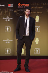 组图：斯特吉斯黑衣帅气 《云图》海柱变胡子男