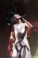 组图：金曲遗珠田馥甄唱组合歌曲 变神秘名伶