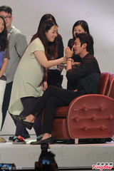 组图：李敏镐与粉丝互喂食 喜欢小鸟依人型女生