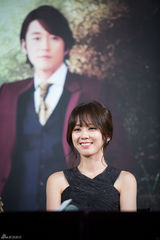 独家：张娜拉亮相秀美背 挽手张赫情意浓