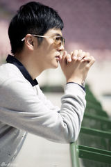 组图：张晓龙球场感受足球文化 上演街头世界杯