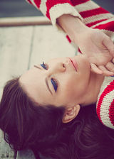 组图：丽芙-泰勒拍大片清新自然 开朗笑容明媚