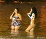 组图：蕾哈娜深夜赴海边派对 豹纹三角泳裤吸睛