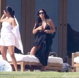 组图：卡戴珊日光浴晒美照 身材窈窕一览无遗