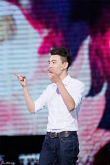 组图：《超级先生》本周五开播 明星脸扎堆