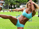 组图：美女教练珍妮弗踢腿秀肌肉 浑然不知激凸