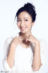 组图：娄艺潇白色纯净大片曝光 笑容温暖明媚