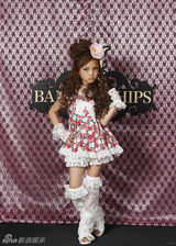 组图：日本9岁萝莉浓妆吓坏网友 似足32岁大妈