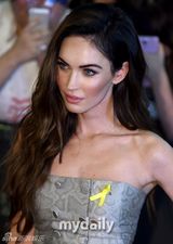 组图：梅根-福克斯韩国宣传 紧捂腿间防走光