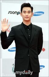 组图：胡歌亮相韩国颁奖礼 大胡子梳背头难认出