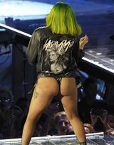 组图：Lady Gaga丁字裤秀肥臀 与黑人猛男拥抱嬉戏