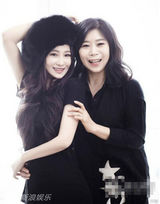 组图：张馨予携母亲拍写真 相互依偎犹如姐妹花