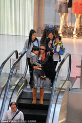 组图：张柏芝饭局意外激凸 与儿子互动显母爱