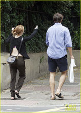 组图：艾玛与男友街头热吻 衣服性感露美背