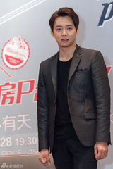 独家：朴有天上海会歌迷 黑衣亮相表情严肃