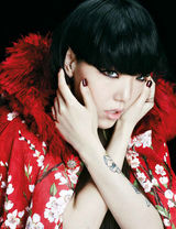 组图：吴莫愁麻花辫拍写真 大胆挑战埃及艳后