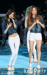 组图：SM演唱会嗨翻 神起SJ穿红裙扮女装