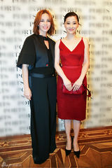 组图：梅婷米兰时装周红裙华贵 深V优雅知性