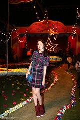 组图：蒋梦婕俏丽亮相纽约 格子裙英伦学院气质