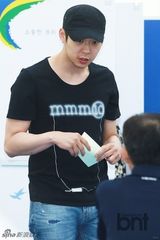 组图：朴有天素颜便服现身 参与地方选举投票