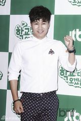 组图：韩星Brian出席发布会 搞怪秀性感